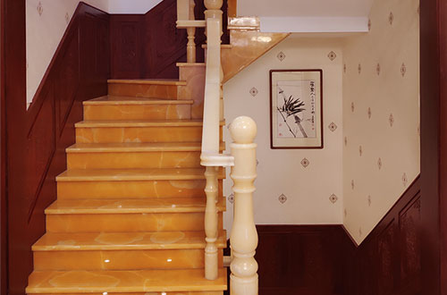 塔城中式别墅室内汉白玉石楼梯的定制安装装饰效果